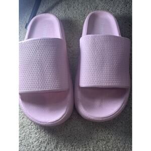 NWOT Leevar Cloud Slides